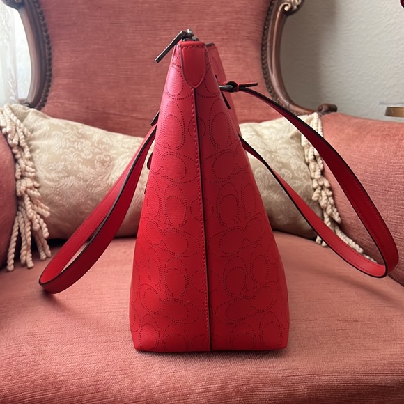 Coach NWOT Gallery tote bag in perforated Miami red, brand new - Picture 5 of 16